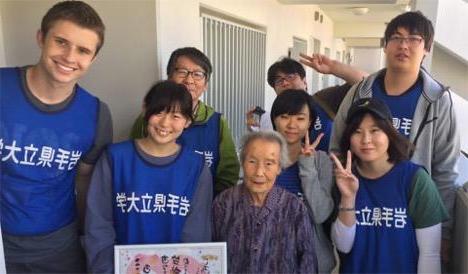 96-year-old tsunami survivor thanks 俄亥俄州 students and Iwate Perfectural students and faculty 为 delivering water.