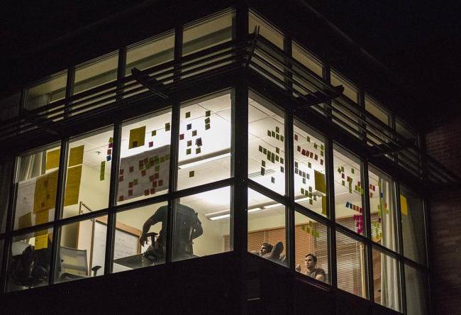 晚上的创新中心，在窗户上贴着便签